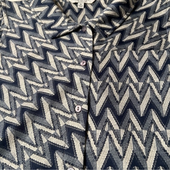 EUC Liverpool Los Angeles Women's Blue White Chevron Print Blouse Size M (R) - Picture 4 of 8